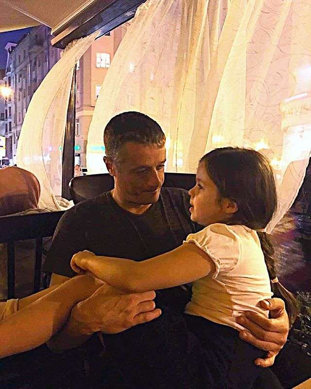 «Свет очей моих подслеповатых»: Алексей Макаров рассмешил снимком дочери
