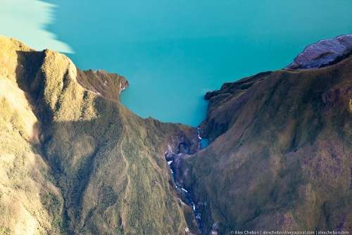 Полет над кратером вулкана Пинатубо 