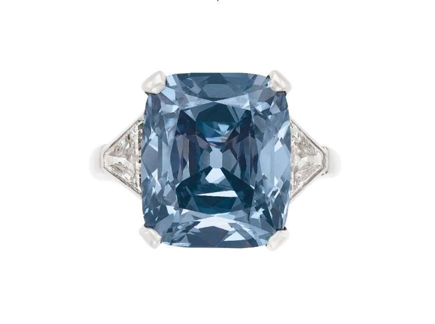 Кольцо Bvlgari с уникальным голубым бриллиантом продано на аукционе за рекордную сумму