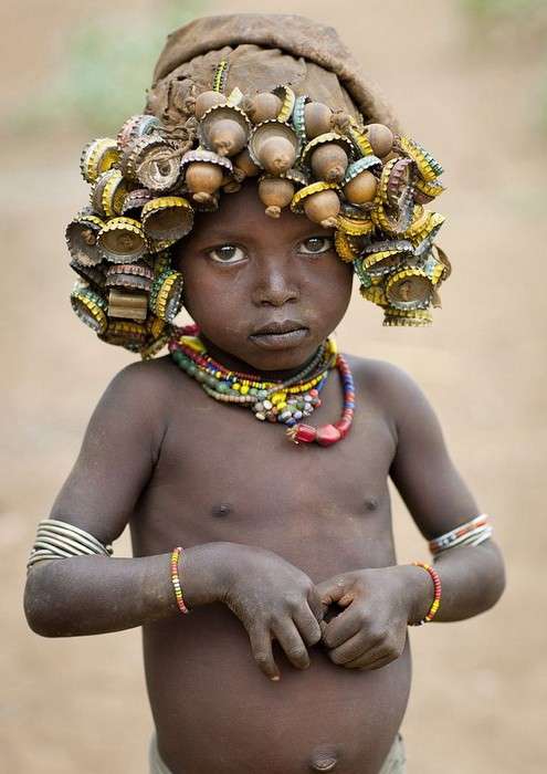Парики из пивных крышечек: необычные украшения африканских женщин.