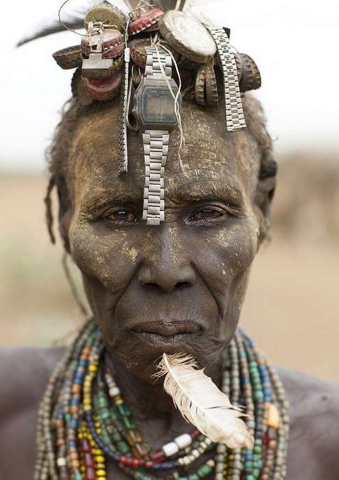 Парики из пивных крышечек: необычные украшения африканских женщин.