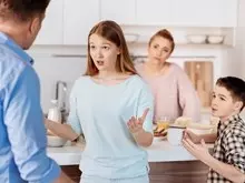 Що робити, якщо родичі постійно вчать мене життя?