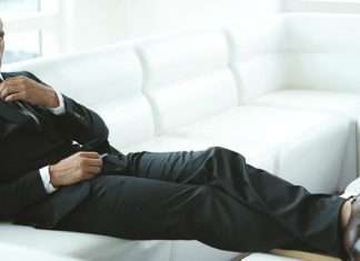 Як носити чорні штани з коричневою взуттям