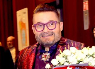 Тамара Гвердцителі та Альона Свиридова привітали Олександра Васильєва з ювілеєм.