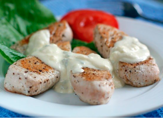 Філе індички з соусом з блакитного сиру.