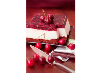 Торт з йогуртовим мусом і черешневим желе.