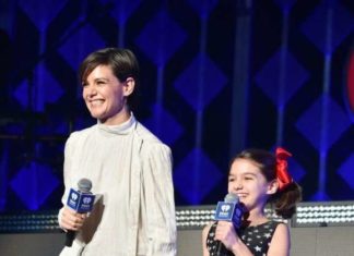 «Одяг не для заходу»: Кеті Холмс вийшла на сцену в джинсах.