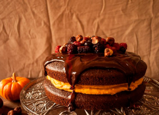 Шоколадно-кавовий торт з начинкою з гарбуза.