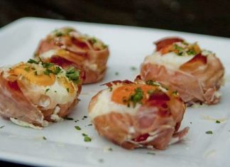 Яєчня в кошиках з шинки.