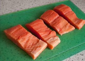 Припущений лосось з овочами.