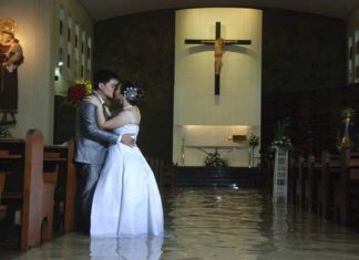 Повінь не завадило закоханим одружитися.