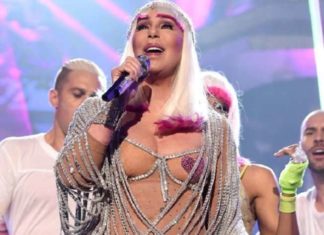 71-річна Шер вийшла на сцену майже оголеною.