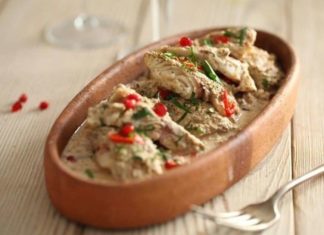 Риба під соусом бажи.