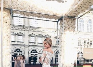 Олена Краснова змінила сукню-безе на шлюбний пеньюар.