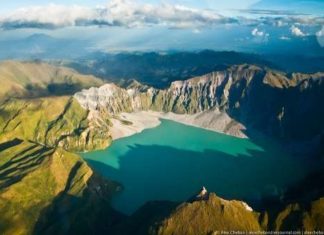 Політ над кратером вулкана Пінатубо.
