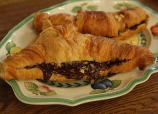 Круасани з шоколадним сиром і мигдалем.