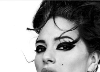 Ешлі Грем вразила серією фотографій в нижній білизні.