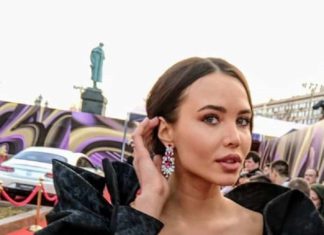 «Тьотя-мотя»: Анастасія Решетова здивувала сукню з декольте до пупка.