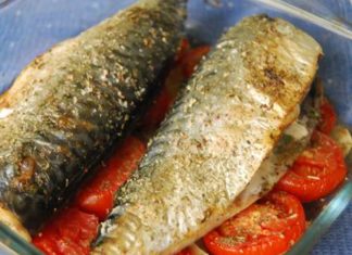 Скумбрія з помідорів з цибулею.