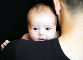 Американський тато придумав, як самому нагодувати дитину «грудьми».