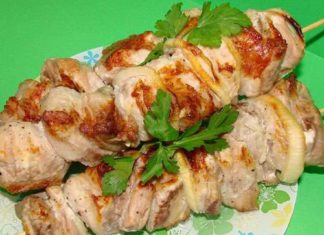 Шашлички на шпажках.