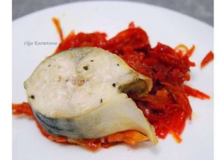 Скумбрія на буряково – морквяному пару.