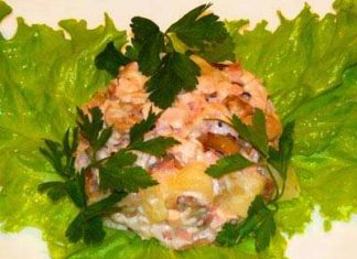 Салат з курки з ананасами.
