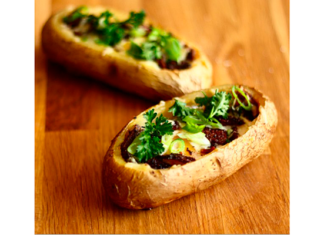 Сніданок в картопляних човниках.