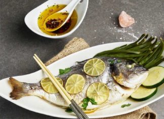 Риба на пару з пряними травами.