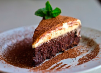 Трюфельний торт з мусом з білого шоколаду.