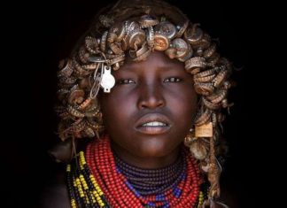 Перуки з пивних кришечок: незвичайні прикраси африканських жінок.