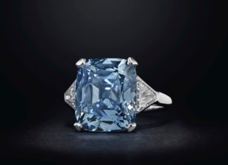 Кільце Bvlgari з унікальним блакитним діамантом продано на аукціоні за рекордну суму.