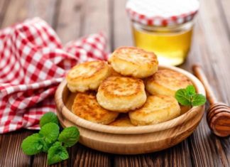 Антон Привольнов просить допомоги у приготуванні сирників.