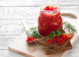 Яна Поплавська поділилася фірмовим рецептом аджики.