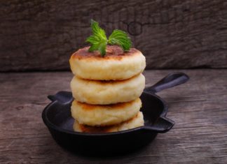 Ідея для сніданку: сирники з шоколадною пастою.