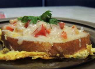 Тост з куркою, овочами і сиром пармезан.