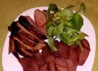 Качині грудки з гарніром з груш.