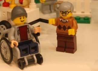 У Lego зявилася фігурка чоловічка в інвалідному кріслі.