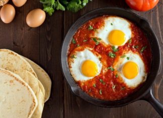 Альтернатива звичної глазунье: вчимося готувати ізраїльську шакшуку.