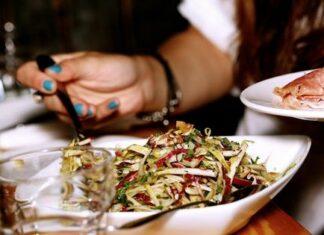 Салат з моркви і сиру з часником