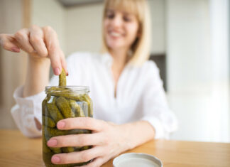 Росіянам розповіли про новий штраф, пов’язаний зі зберіганням консервів вдома