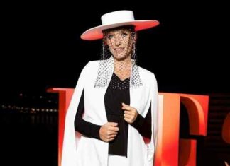 Фото дня: катя осадча годує грудьми в гримерці