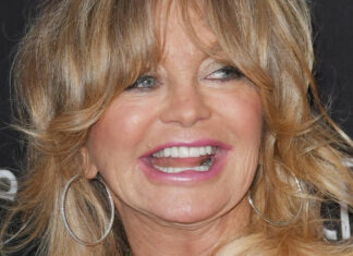 Лосини в обтяжку і відкриті плечі: 75-річна голді хоун вирушила в ресторан