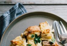 Strates festives de champignons, poireaux et gruyère : une révélation du petit-déjeuner de Noël