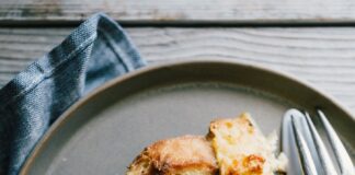 Świąteczna warstwa z grzybami, porami i Gruyère: Świąteczne otwarcie na śniadanie