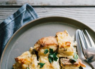 Святкова страва з грибами, цибулею-пореєм і грюйером: різдвяне відкриття на сніданок