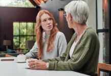 Невидимое бремя: понимание феномена «дочерства»