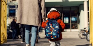 Прихована ціна догляду за дітьми: чому економіка США щороку втрачає 70 мільярдів доларів